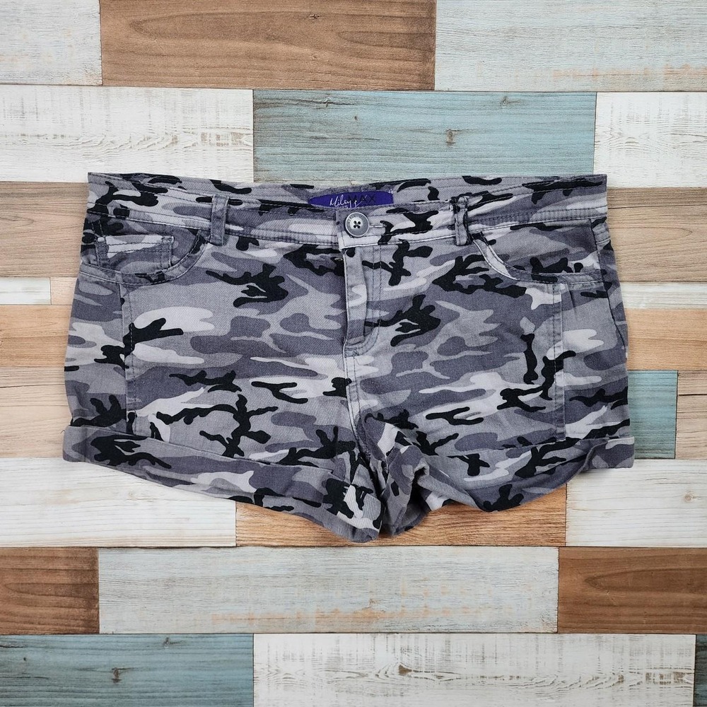 Miley Cyrus x Max Azria Grey Camo Denim Shorts Cuffed‎ Mini Size 11 Camouflage